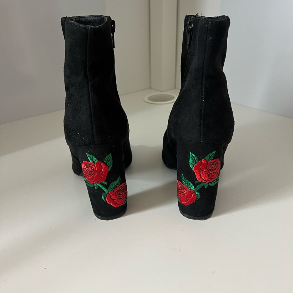 Wild Diva Lounge Black Peep Toe Booties with Rose Detail Size 7.5 Women’s